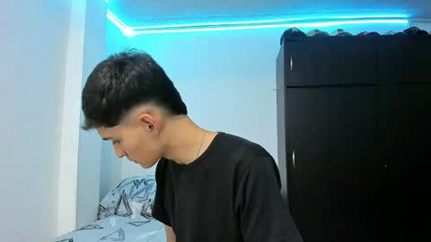 Snapshot of thiagowells_ chatting on December 8, 1:46 am Thiago Wells online show from December 8, 1:46 am