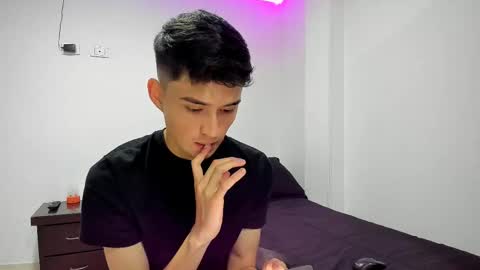 Snapshot of thiagowells_ chatting on February 18, 8:25 pm Thiago Wells online show from February 18, 8:25 pm