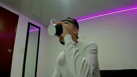 Snapshot of thiagowells_ chatting on February 23, 3:45 am Thiago Wells online show from February 23, 3:45 am