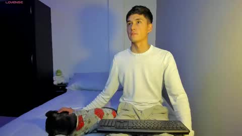 Snapshot of thiagowells_ chatting on October 8, 8:17 pm Thiago Wells online show from October 8, 8:17 pm