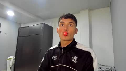 Snapshot of thiagowells_ chatting on October 23, 11:03 pm Thiago Wells online show from October 23, 11:03 pm