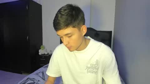 Snapshot of thiagowells_ chatting on November 5, 7:03 pm Thiago Wells online show from November 5, 7:03 pm