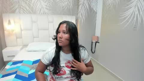 Snapshot of thianna_brunette chatting on May 21, 12:01 pm THIANA online show from May 21, 12:01 pm
