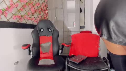 Snapshot of thiara_veky chatting on May 21, 7:43 pm Thiara online show from May 21, 7:43 pm