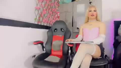Snapshot of thiara_veky chatting on July 7, 7:51 pm Thiara online show from July 7, 7:51 pm