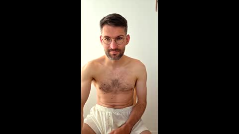 Snapshot of thibthib12 chatting on May 1, 9:25 am Thibthib online show from May 1, 9:25 am