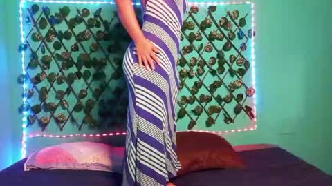 Snapshot of thicc_queen_the_rascal chatting on September 20, 3:18 am Thicc Queen The Rascal online show from September 20, 3:18 am