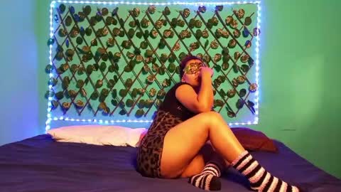 Snapshot of thicc_queen_the_rascal chatting on September 21, 2:13 am Thicc Queen The Rascal online show from September 21, 2:13 am