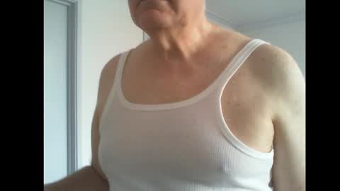 Snapshot of thickmelnik chatting on February 15, 3:52 am James online show from February 15, 3:52 am