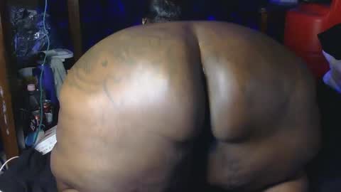 Snapshot of thickumzz41 chatting on February 13, 1:23 am Thickumzz41 online show from February 13, 1:23 am