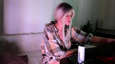 Snapshot of thief_of_hearts_ chatting on November 15, 12:19 am thief_of_hearts_ online show from November 15, 12:19 am