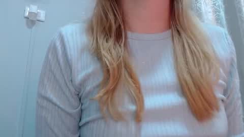 Snapshot of thin33 chatting on November 11, 2:44 am sara online show from November 11, 2:44 am