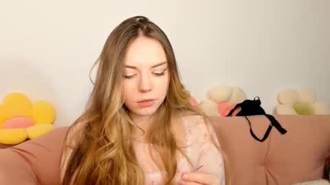 Snapshot of thisisamelia chatting on March 7, 9:27 pm Amelia  shows on mondays fridays and sundays  if anything changes im giving updates on my fansly  online show from March 7, 9:27 pm