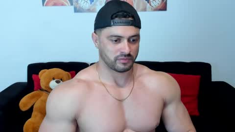 Snapshot of thomas_brandon chatting on February 12, 4:33 am Thomas Brandon online show from February 12, 4:33 am