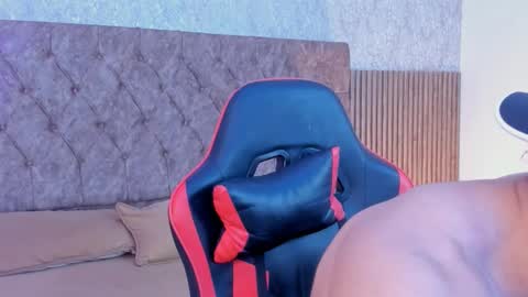 Snapshot of thomas_brandon chatting on December 17, 6:19 am Thomas Brandon online show from December 17, 6:19 am