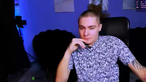 Snapshot of thomas_crow chatting on November 22, 10:25 am thomas_crow online show from November 22, 10:25 am