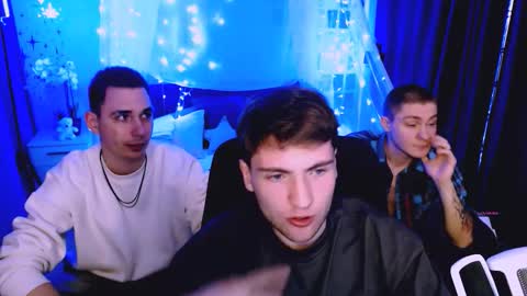 Snapshot of thomas_crow chatting on December 3, 8:18 pm thomas_crow online show from December 3, 8:18 pm