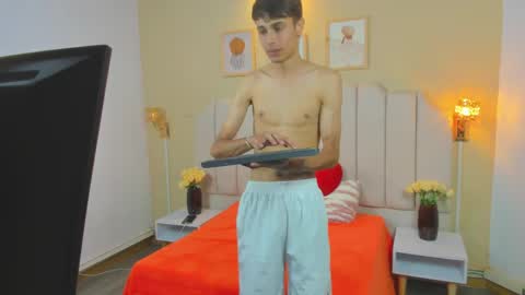 Snapshot of thomas_dikey chatting on April 8, 8:20 pm thomas_dikey online show from April 8, 8:20 pm