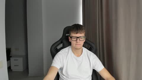 Snapshot of thomas_shelbivip chatting on January 28, 11:17 am Tomas online show from January 28, 11:17 am