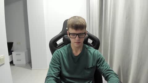 Snapshot of thomas_shelbivip chatting on February 1, 5:05 pm Tomas online show from February 1, 5:05 pm