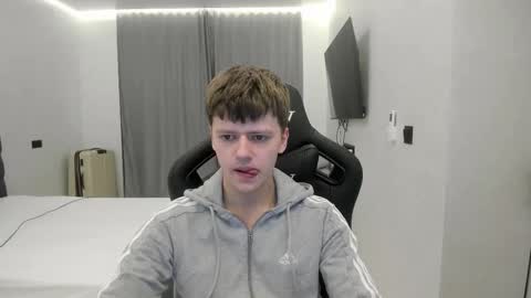 Snapshot of thomas_shelbivip chatting on February 9, 12:47 am Tomas online show from February 9, 12:47 am