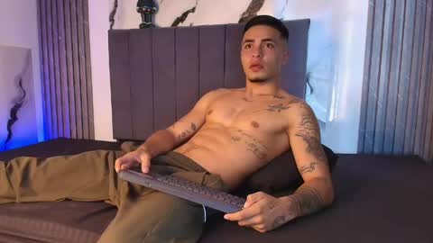 Snapshot of thomass_conor chatting on May 22, 9:53 pm thomass_conor online show from May 22, 9:53 pm