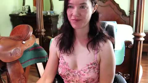 Snapshot of thornbury_rose chatting on May 13, 4:37 pm ThornburyRose online show from May 13, 4:37 pm