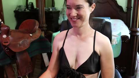 Snapshot of thornbury_rose chatting on May 28, 5:32 pm ThornburyRose online show from May 28, 5:32 pm