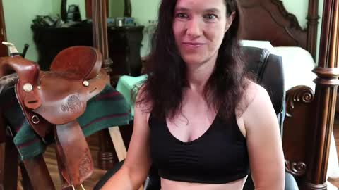 Snapshot of thornbury_rose chatting on June 5, 4:13 pm ThornburyRose online show from June 5, 4:13 pm