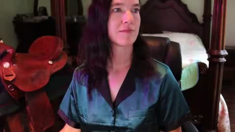 Snapshot of thornbury_rose chatting on June 17, 12:40 pm ThornburyRose online show from June 17, 12:40 pm