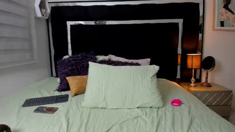 Snapshot of thriana_moon chatting on May 16, 12:07 am thriana online show from May 16, 12:07 am
