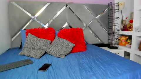 Snapshot of thriana_moon chatting on May 17, 1:58 am thriana online show from May 17, 1:58 am