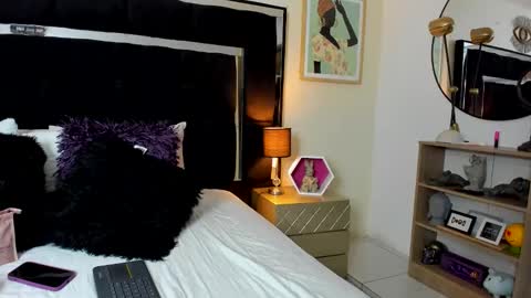 Snapshot of thriana_moon chatting on June 11, 2:53 am thriana online show from June 11, 2:53 am
