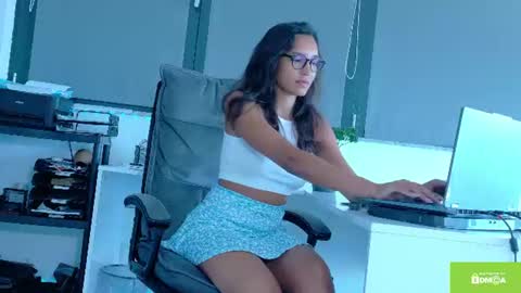 Snapshot of tia_j chatting on June 26, 3:27 pm tia_j online show from June 26, 3:27 pm
