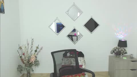 Snapshot of tiara_mature chatting on December 4, 4:21 am GOOD MOMMY online show from December 4, 4:21 am