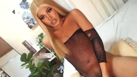 Snapshot of tiara_perezx chatting on December 21, 8:18 am Sam online show from December 21, 8:18 am