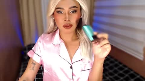 Snapshot of tiara_perezx chatting on October 16, 5:47 pm Sam online show from October 16, 5:47 pm