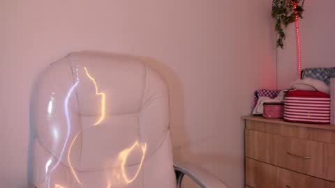 Snapshot of tiarha_ chatting on December 16, 10:40 am Tiarha online show from December 16, 10:40 am