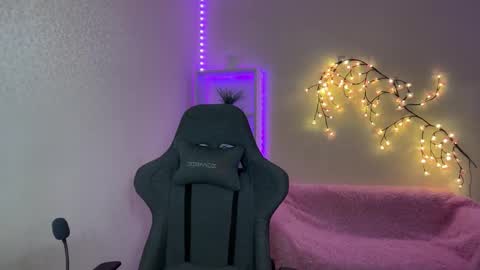 Snapshot of tiffany2005 chatting on December 1, 11:37 am Amira online show from December 1, 11:37 am