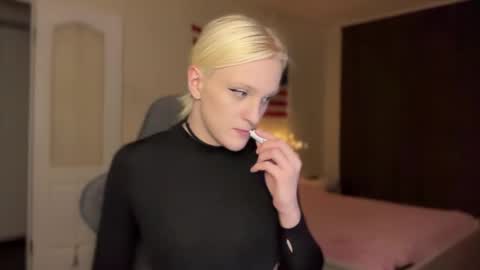 Snapshot of tiffany2005 chatting on December 15, 9:13 am Amira online show from December 15, 9:13 am