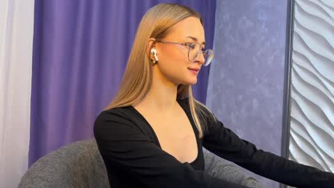 Snapshot of tiffanyhunt chatting on December 16, 2:27 pm Tiffany online show from December 16, 2:27 pm