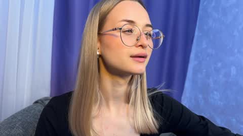 Snapshot of tiffanyhunt chatting on December 16, 5:33 pm Tiffany online show from December 16, 5:33 pm