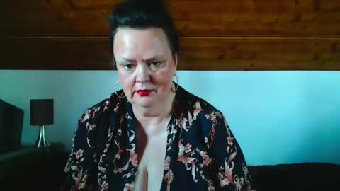 Snapshot of tiffanymature chatting on November 21, 10:47 am TiffanyMature online show from November 21, 10:47 am