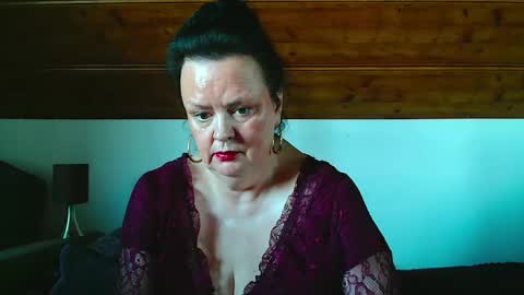 Snapshot of tiffanymature chatting on November 22, 11:31 am TiffanyMature online show from November 22, 11:31 am