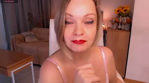 Snapshot of tilly_eliot chatting on June 19, 8:12 pm Tilly online show from June 19, 8:12 pm