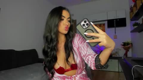 Snapshot of tina_kart3r chatting on December 15, 10:58 pm Andreea online show from December 15, 10:58 pm