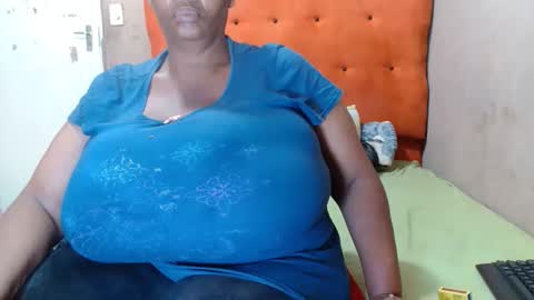 Snapshot of tinagiant chatting on November 13, 7:18 am tinagiant online show from November 13, 7:18 am