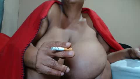 Snapshot of tinagiant chatting on November 27, 8:55 pm tinagiant online show from November 27, 8:55 pm