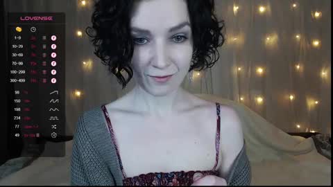 Snapshot of tinawincee chatting on December 12, 5:10 am Tina online show from December 12, 5:10 am