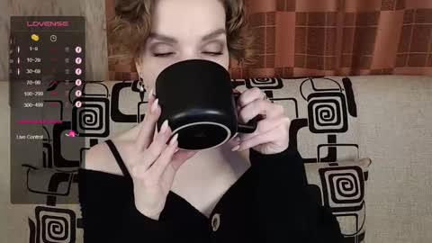 Snapshot of tinawincee chatting on December 18, 5:13 am Tina online show from December 18, 5:13 am